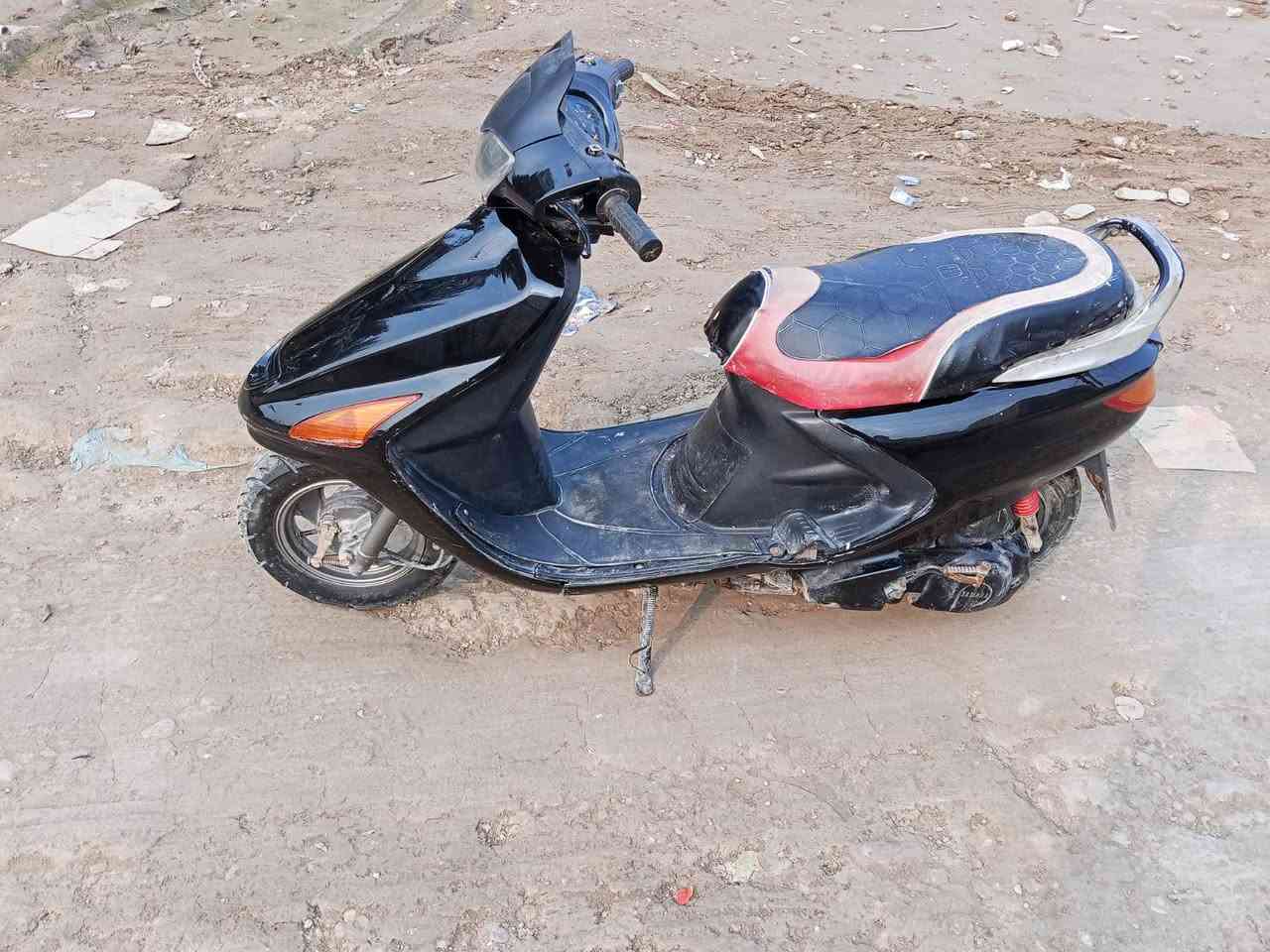 للبيع دراجه فراشه نظيفه مكينه مفتوحه ولفات فقط خرسه هندر واحد تشتغل كهربائية كلها شغاله سلف تايرات جديد دراجه حلوه وناعمه مكاني الدوانيه حي الضباط للتصال على الرقم *********** السعر 325
