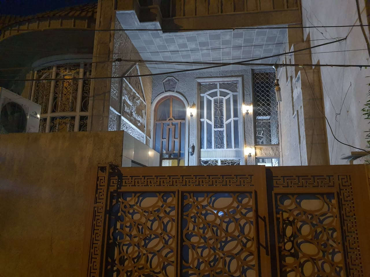 بيت مساحه ١٠٠ متر واجهه ٥ نزال ٢٠ موقع عله الشارع العام شارع الاسواق المركزيه 
***********
