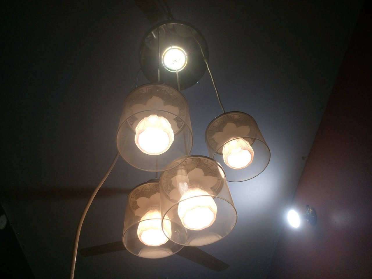 السلام عليكم ثريات 3 للبيع ثنين زغار وحده جبيره 
واضحات بلصوره السعر 75 مكاني الناصريه مركز 
***********
