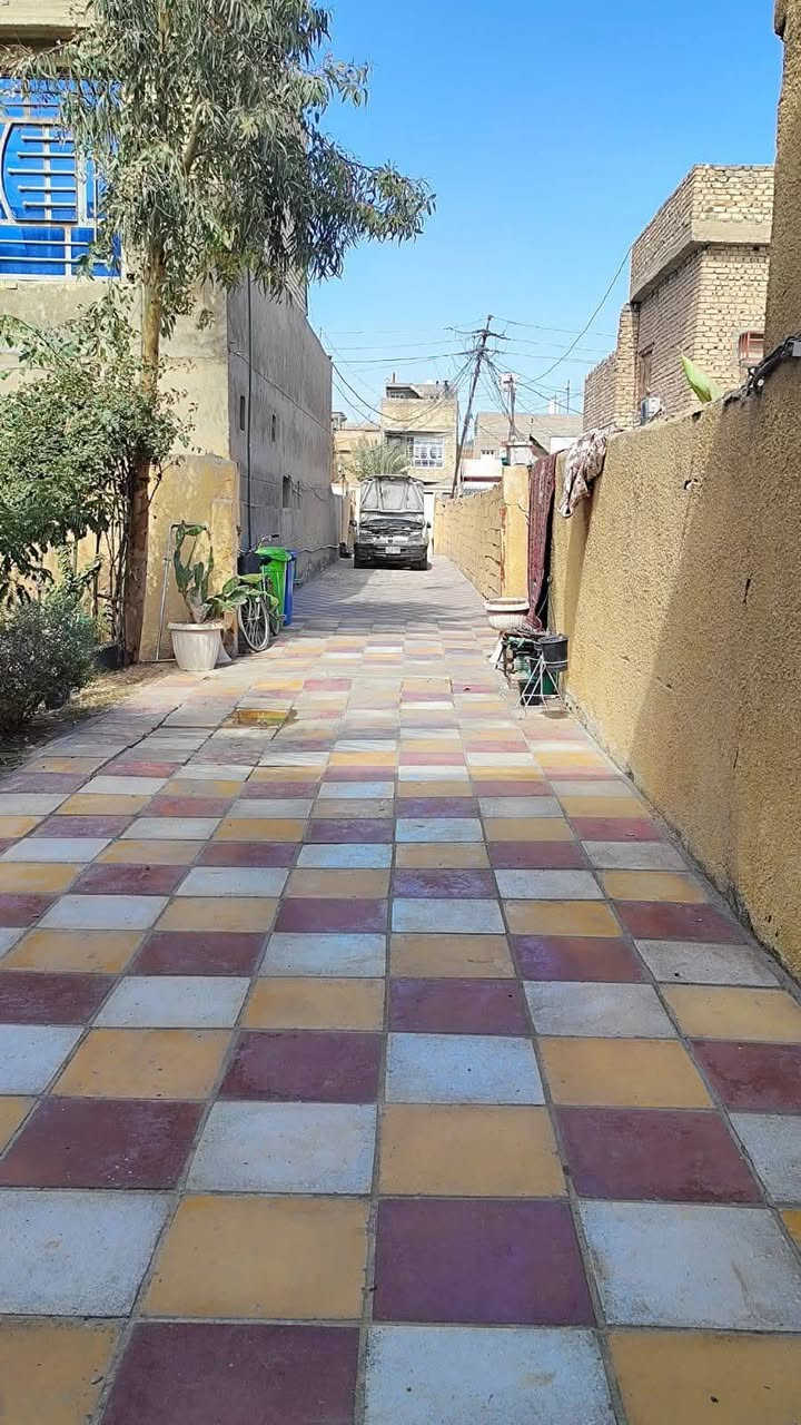 السلام عليكم
بيت للبيع طابقين صب كونكريت طابو صرف المساحة 387 متر بالسند
منطقة الامين الثانية خلف السدة الاولى على الشارع العام 
الطابق الأرضي 
حديقة مساحتها 60 متر مربع
2 غرف نوم + استقبال + هول + مساحة درج + مطبخ + خدمات + ترك خلفي على عرض البيت 
الطابق الاول 
3 غرف نوم + خدمات + سطوح عدد 2 شتايگر
*********** 
السعر 275
