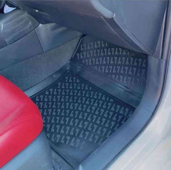 السلام عليكم ارضيات كورلا رزلاين الاصليات اشتريتهن من الوكالة من اربيل و بعت السيارة و ضلن عندي سعرهن 50 و بي مجال العنوان كربلاء ***********
