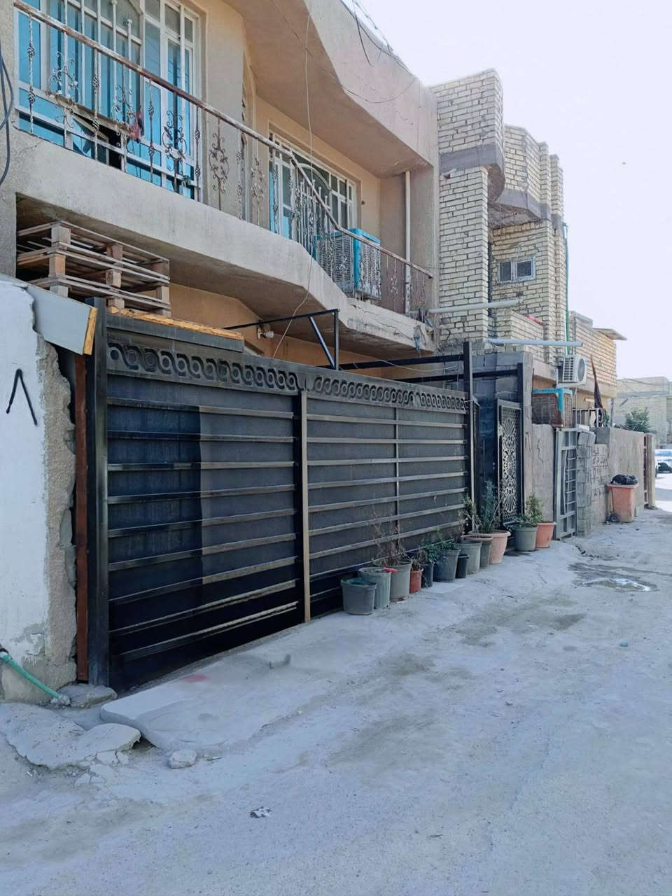 السلام عليكم
دار للبيع سند 25 
المساحة 100 متر طابقين استقبال و3 غرف نوم ومطبخ وحمام 2 داخلي وخارجي 
كفاءات السيدية الزنجيل بصف الطابوك السعر 135 بي مجال بسيط
***********
