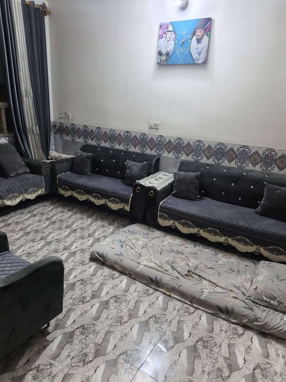 الدار للبيع 
مساحه البيت 100
منطقه شارع شريفه جديد محيزم ٤ 
طرمه كبيره 
ستقبال 
مطبخ 
غرفه نوم واحده 
بيت جديد بناء ٢٠٠٢٣ 
صطع العدد ٢ 
رقم الهاتف ***********
السعر 80 بيه مجال للشراي
