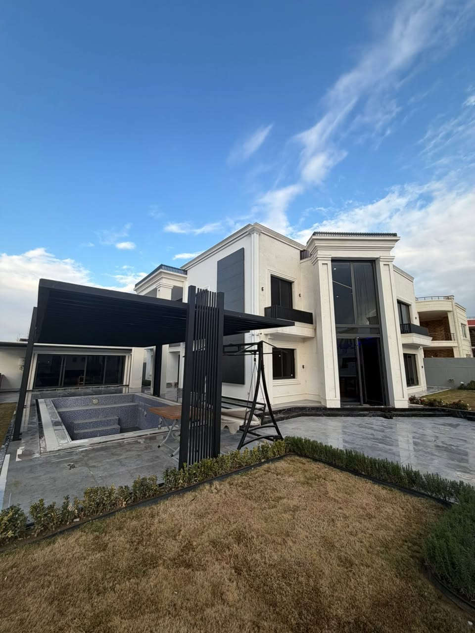 بيت ركن للبيع مجمع كنجان 
بيت ولا اروع وتفاصيل راقيه وموقع مميز✨
مساحه ٧٠٠ تنباع ويا الاثاث
يتكون من كعده خارجيه 🏡
واستقبال والمطبخ حار و بارد 
و ٦غرف نوم وبيها ١٠ مجموعة صحيات 
ومزبح وحديقتين و الواجها تجي مرمر 
للتفاصيل اكثر راسل عل واتساب ***********
