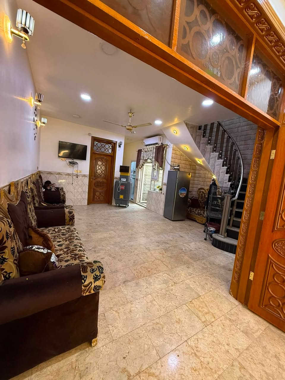 البيت للبيع حي المكرمه ١٢٥ متر ٣ غرف منطقه ال٩٠٠٠ بناء صب كونكريت للاستفسار ***********
