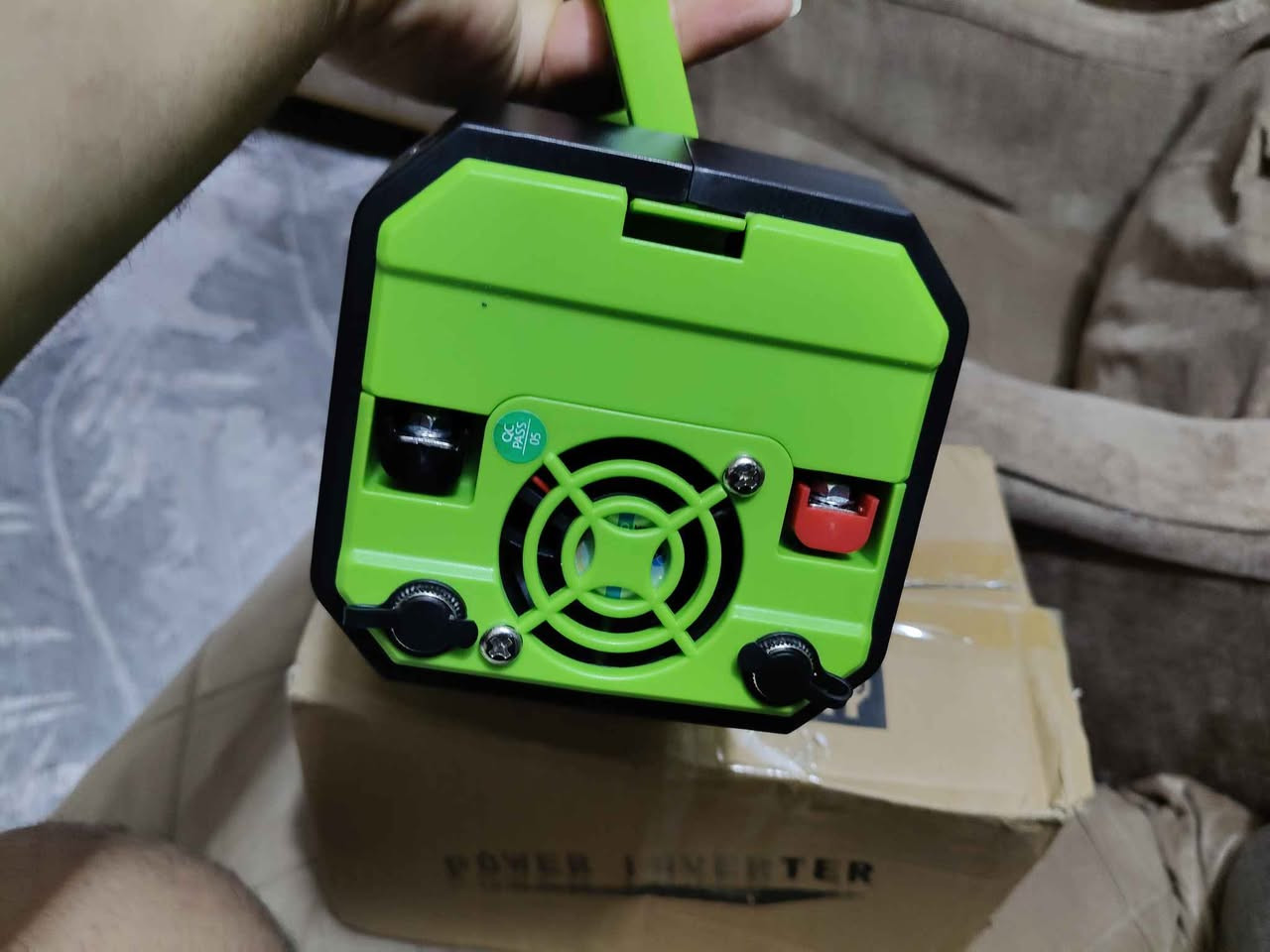 مميزات الجهاز:
​قوة أداء عالية: قدرة تصل إلى 1000W لتحويل طاقة البطارية (12V) إلى كهرباء منزلية (220V/230V).
​تعدد المنافذ:
​2 منفذ AC Outlets (تشغيل أجهزة اللابتوب، الشاشات، أو الأجهزة الصغيرة).
​2 منفذ USB-A لشحن الموبايلات.
​2 منفذ PD USB-C للشحن السريع للأجهزة الحديثة.
​شاشة ديجيتال الذكية: لمراقبة جهد الداخل (Input) وجهد الخارج (Output) لحظة بلحظة.
​تصميم مدمج وسهل الحمل: مزود بمقبض مريح ووزن خفيف يجعل تنقله سهلاً جداً.
​نظام حماية متطور: مزود بمروحة تبريد داخلية للحماية من الحرارة الزائدة وضمان استقرار الأداء.
​📐 المواصفات التقنية:
​الموديل: 1000W
​المدخل: DC 12V
​المخرج: AC 220V/230V
​الأبعاد: 22.5 سم × 13 سم (تصميم موفر للمساحة).
​📍 الحالة: جديد (بالكرتونة) بغداد, العراق


**إذا كنت صاحب هذا الإعلان وتريد حذفه لأي سبب، رجاءا أرسل رسالة إلى الدعم الفني**