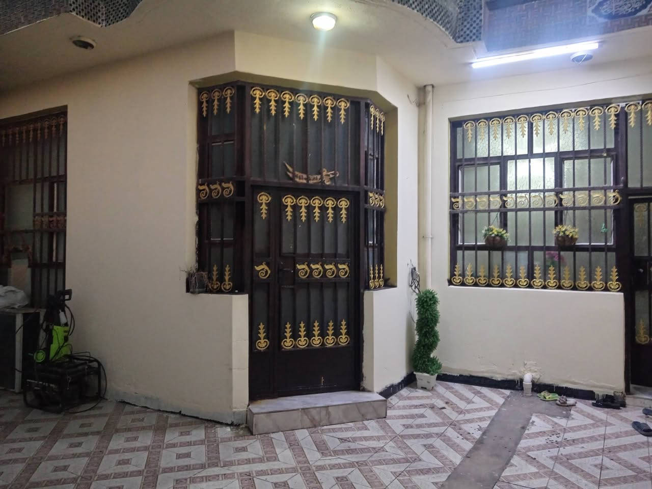 السلام عليكم
البيت البيع المساحه 200 متر طابو زراعي ٢٥ مشمول بل تطويب مستلم وصل موقع البيت قريب مطعم بغداد فرع البنزين خانه موقع منتاز عله ساحه  التقيه الثالثه
يتكون من 4غرف نوم  صاله كبيره عدد2 استقبال مطبخ مناور عدد 2 مجمع صحيات عدد 3 دخليه وخارجيه منور عدد 2 بناء حديث سعر البيت 140 رقم الموبايل
 ***********
***********
