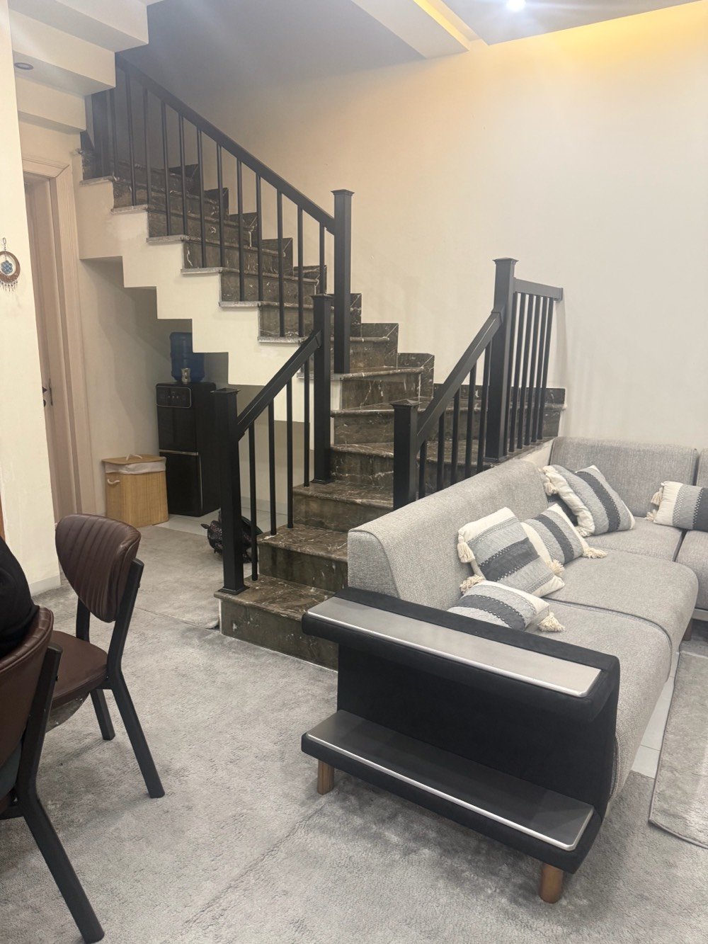 السلام عليكم

الدار للبيع



المساحة 10*10 = 100 م



البيت ضمن طابو زيونه مزرعه حمدي



يحتوي على 5 غرف نوم و3حمام واستقبال وصالة ومطبخ



حديقة خارجية



شلال داخلي



سنة البناء 2024مودرن



مجهز بتكيفات سقفيه مع كاونتر  اسباني



البلديات - حي التجار مقابل الامن العامة



قرب الشارع العامة



الاستفسار اكثر الاتصال او ارسال رسالة على الواتساب



***********



***********