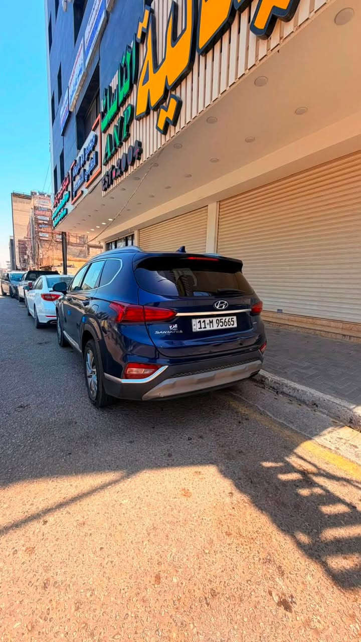 السلام عليكم 
سنتافي ٢٠٢٠ سيارة وارد اميريكي حادثاها باب خلفي وجاملغ خلفي السيارة ماشية سبعين الف محرك وگير وحداديه كفاله للاستفسار ‭

‭***********‬
