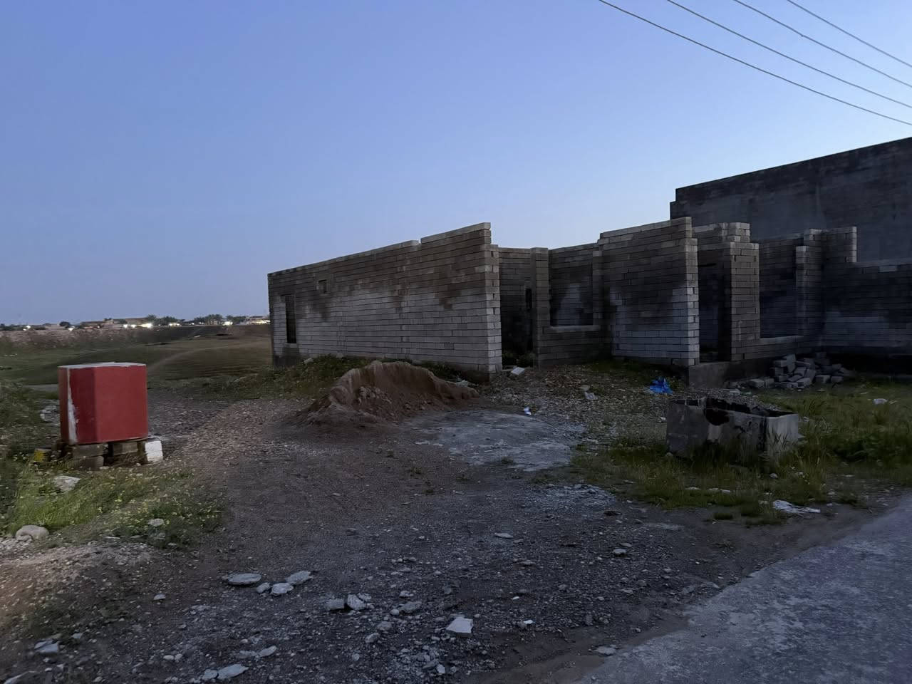 هيكل + ارض 400 متر خلف دار سيد نافع للبيع
2 غرفة نوم + صالة + مطبخ + موزع + صحيات
للتواصل 
***********
