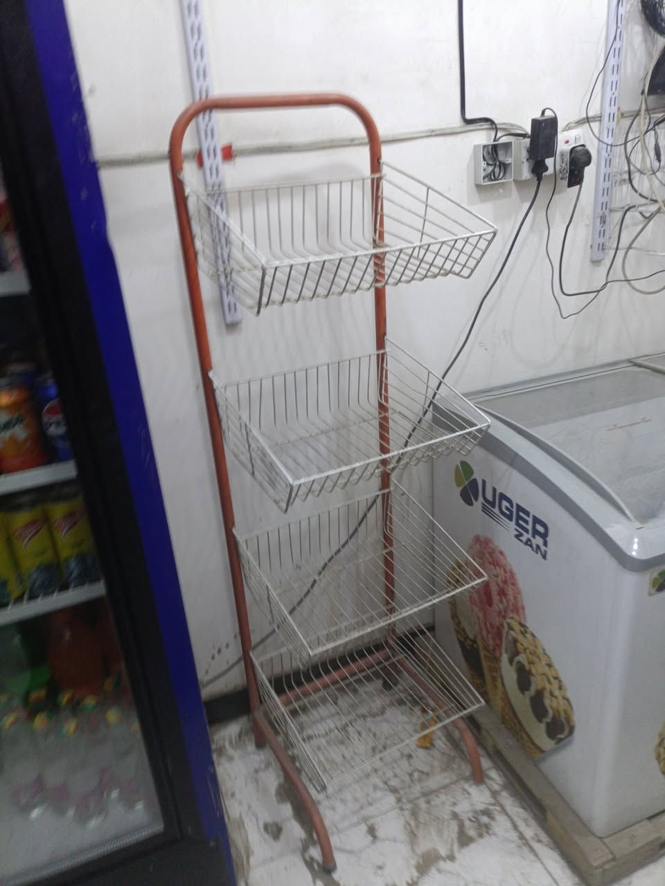 عارضة عمودية تبريد بابتين و عارضة بطحيه تجميد مع رفوف مع ميز استخدام قليل جدا للاستفسار الاتصال على الرقم ***********
