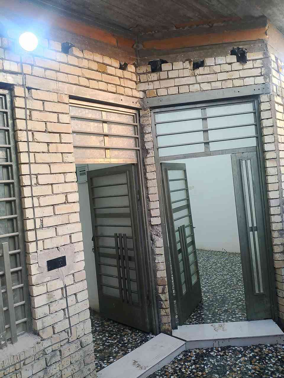 سلام عليكم يوجد بيت جديد هسة مكمل بنيان بي 3غرف وصلة وستقبال وحمام وتوليت خارجي ونور لبيت كامل من كلشي لبيت مقبيل لقاعدة مال رشاد منطقة جديدة قرب لورفلي ملا حضة لبيت عادي تكعدون بي مدي طويلة 
***********
