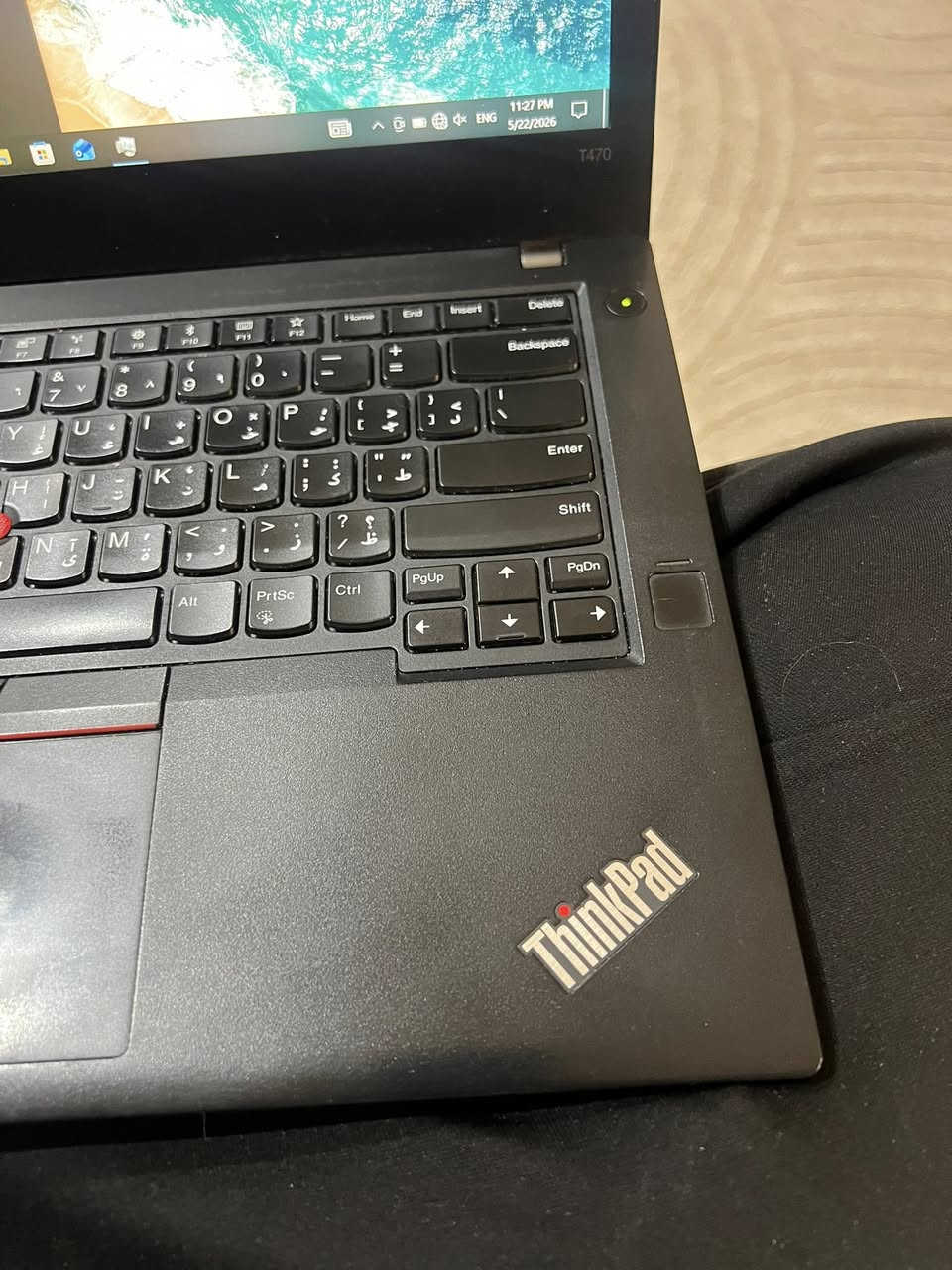 المواصفات التقنية الكاملة (Specifications):
المعالج (Processor): Intel® Core™ i7-7600U بسرعة تصل إلى 2.90 GHz (معالج قوي لأداء سلس وسريع).
 الذاكرة العشوائية (RAM): 8 GB (ممتازة للتنقل بين البرامج بدون أي تهنيج).
 الهارد (Storage): 256 GB SSD (سريع جداً في الإقلاع وفتح الملفات بلمحة بصر).
 البطارية (Battery): بطارية مزدوجة (Dual Battery) داخلية + خارجية تضمن لك ساعات عمل طويلة جداً دون قلق من انقطاع الكهرباء. 🔋
 كرت الشاشة (Graphics): Intel® HD Graphics 620.
 الهيكل: متين جداً ضد الصدمات وخفيف الوزن للتنقل المريح.
السعر 200 بيها مجال بسيط عنواني بغداد والي يريد توصيل سهله 
***********
موجود واتساب وماسنجر
