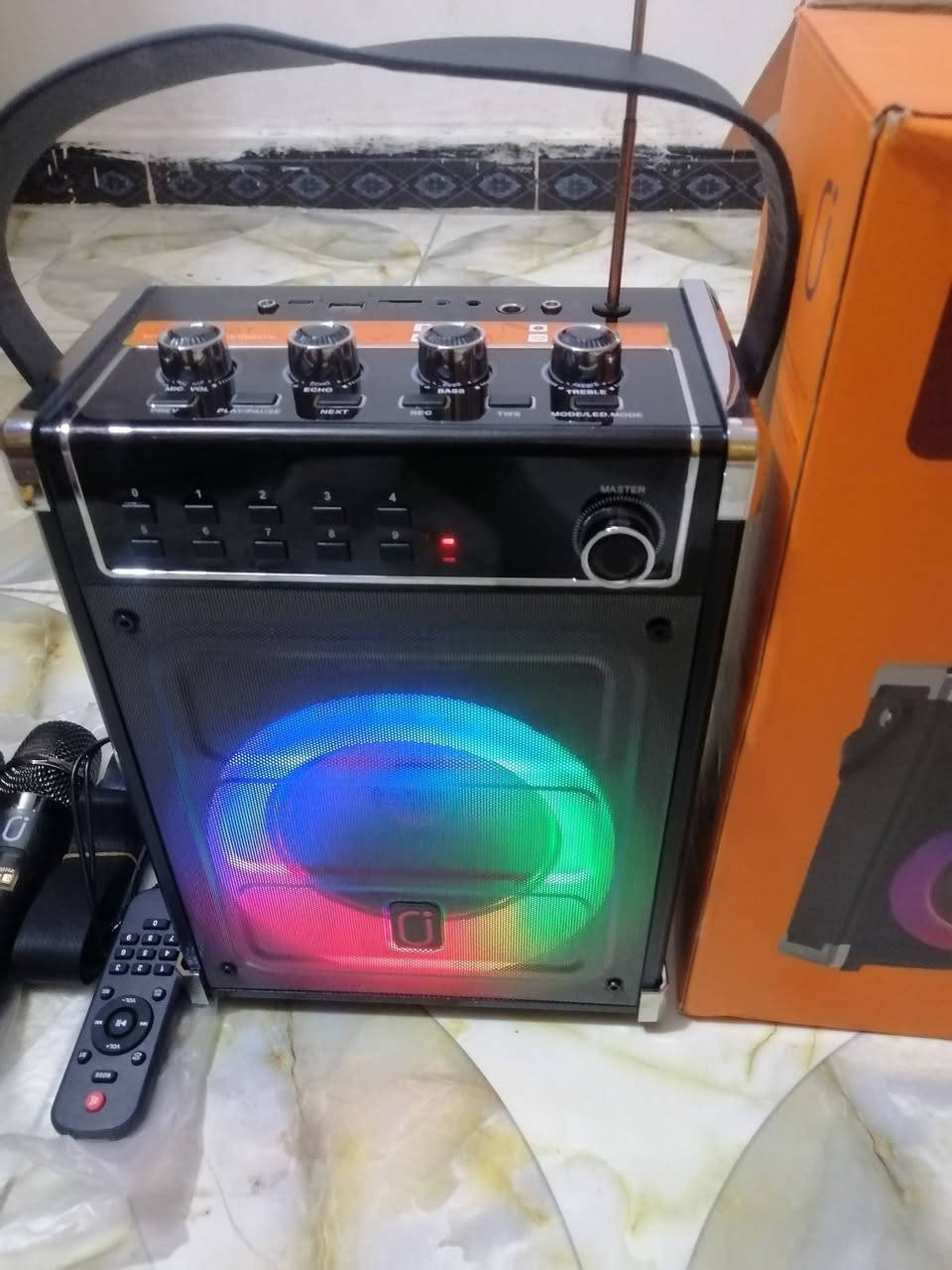 سبيكر امزون بريطاني غني عن التعريف يحتوي على   بلوتوث+ رام فلاش+  راديو  اوكس+  مايكات ثنين + منافذ مايكات صغير وكبير+   بطاريه شحن تايبسي + السعر 80 مع التوصيل  يخدم الرواديد


**إذا كنت صاحب هذا الإعلان وتريد حذفه لأي سبب، رجاءا أرسل رسالة إلى الدعم الفني**