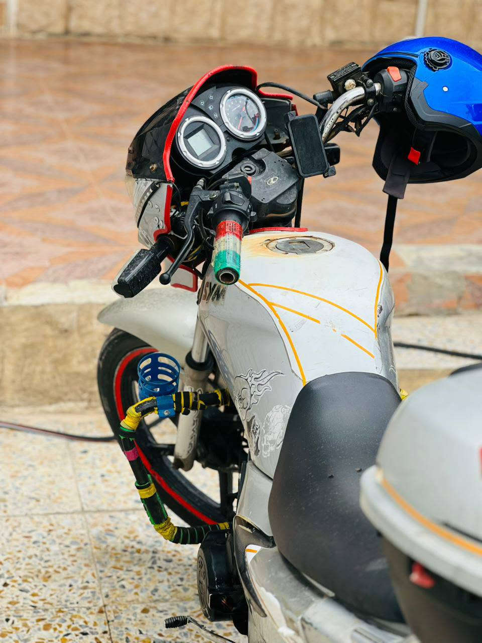 السلام عليكم للبيع دراجه سايم ٢٠١٣دراجه مكينه ناعمه وفول دراجه نضيفه اوراق كامله كمرك ومنفيس وقرص تاخذ تكمل معامله وترقم للاستفسار خاص او ***********
