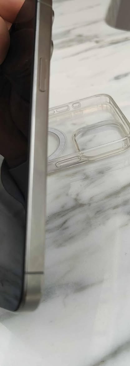 السلام عليكم 
ايفون ١٥ برو ماكس شرق اوسط AA/A
بطارية ٨٤ 
الجهاز مبدل شاشة أولد ٣ خيارات شبه الأصلية 
الكامرة الامامية بيها تغويش بسيط الولد الي شدها نسة ينضف الكامرة والفيس ايدي مرات يشتغل مرات لا بسبب الكامرة مغوشة والباقي كلة مكفول 
لون تيتانيوم 
مابي ملحقات بس الجهاز 
سعرة ٦٧٥ وبي مجال للشراي 
مكاني بغداد حي العامل


**إذا كنت صاحب هذا الإعلان وتريد حذفه لأي سبب، رجاءا أرسل رسالة إلى الدعم الفني**