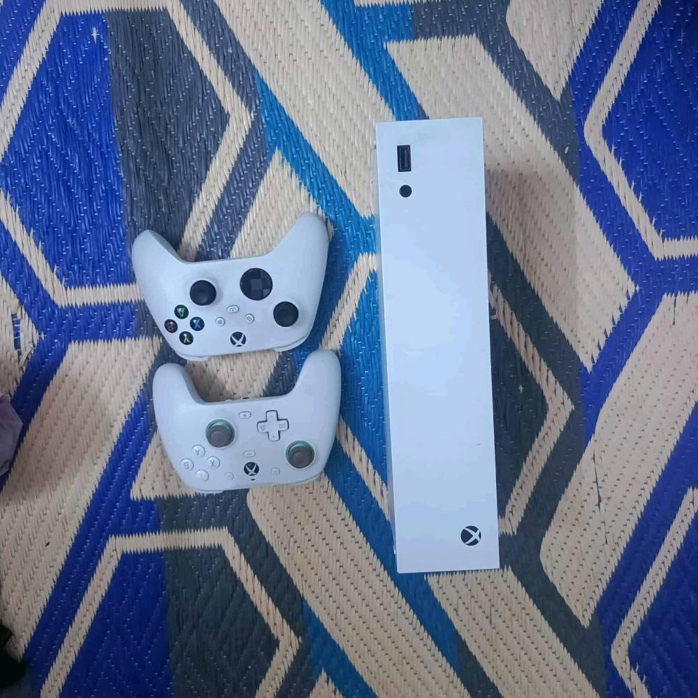 اكس بوكس سيريس اس كامل هوه وغراضه ويا بطاريات جوستك ويا كيم باس شهر وبي العاب وجوستك كيم سير مكاني بغداد 
شنو الموديل الدقيق للجهاز؟: 
2023
شنو سعة التخزين الموجودة؟: 
512
وين مكانك بالضبط في العراق للاطلاع على الجهاز؟: 
بغداد التاجي 
هل يوجد ضمان على الجهاز؟: 
نعم
هل في ملحقات إضافية تشمل العرض؟: 
جوستك ثاني كيم سير وبطاريات جوستك وكيم باس شهر 