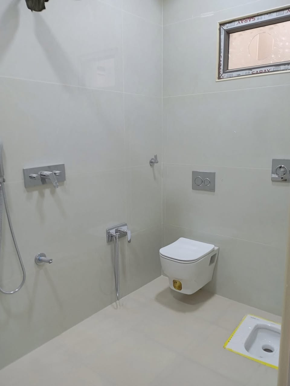 دار للبيع المساحه 150 متر  طابقين
المكان خلف المدرسة الإيرانية بناء حديث يحتوي على غرفه في الطابق الأرضي و3 غرف نوم على شكل سويتات و6 مجاميع صحية ومطبخ حار وبارد واستقبال كبيره وصاله ومناور عدد 2 بناء حديث غير مسكون جاهز من جميع النواحي من مغاسل وسخانات وأرضيات درجه اولى ومحجرات فخمه وسقوف مغربيه وصبغ جدران جوتن وكهربائيات الفنار السعودي وصحيات سمارت المصري والابواب والشبابيك سراي تركي سلايت المنيوم والابواب الخشب صاج درجه اولى 
للاستفسار 
***********
