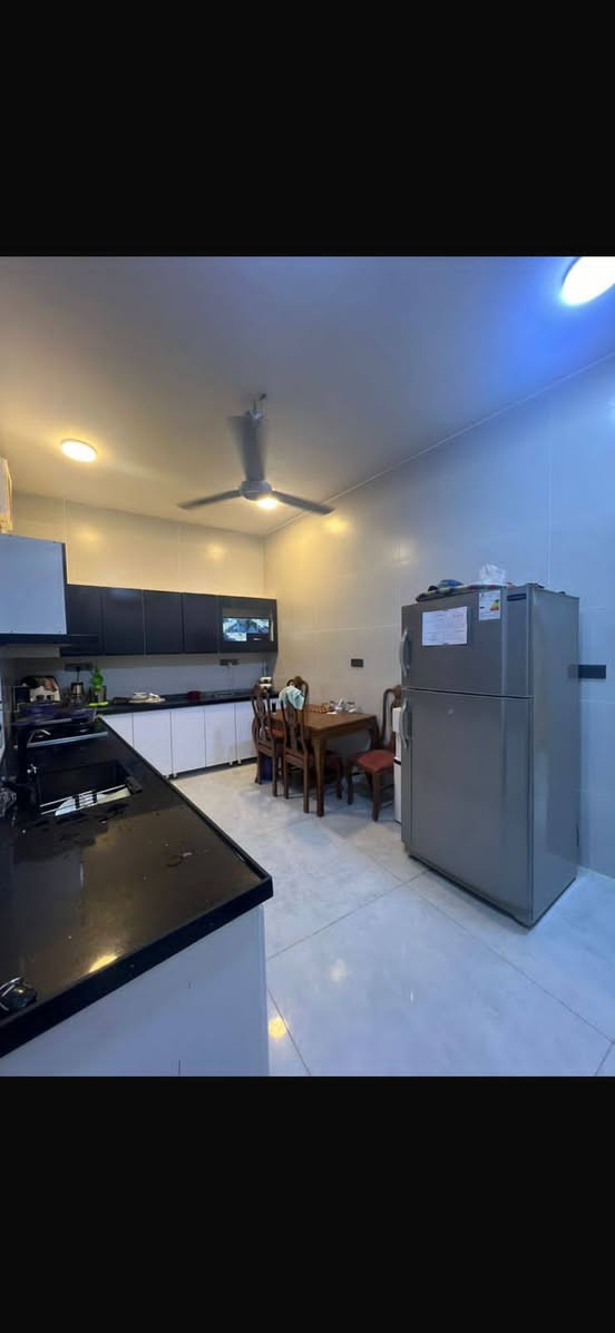 السلام عليكم بيت للبيع مساحة ١٢٥ متر بناء جديد الموقع حي السجاد خلف بانزين خانه ابو عجاج طابو ملك صرف بناء درجة اولى غرف نوم عدد ٣ مجمع صحي عدد ٢ للاستفسار الاتصال على الرقم ***********
