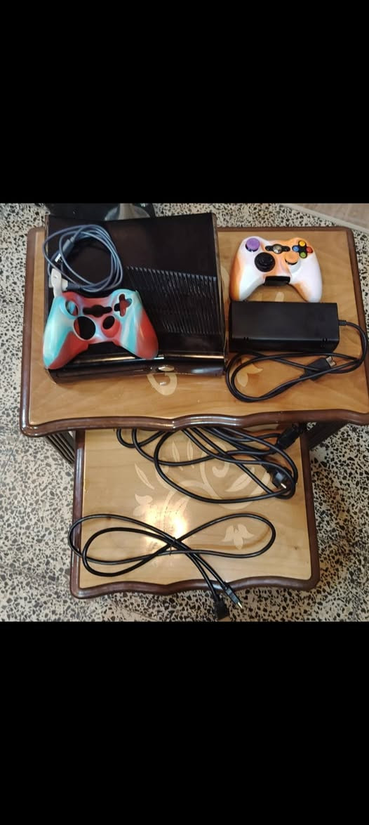 اكس بوكس للبيع ذاكرة 500  ملحقاته كاملة الجهاز نظيف وسعره مناسب سعره 80 قفل اي تواصل على خاص او على رقمي ***********
