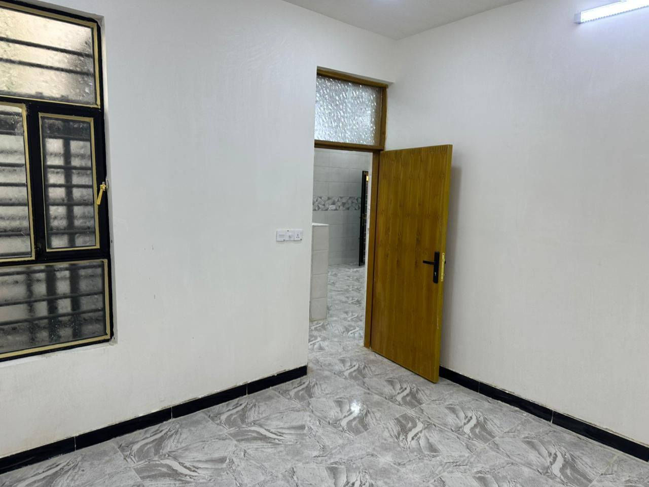 السلام عليكم.. يوجد بيت للبيع بناء حديث ممسكون بي طابقين الطابق الأول يحتوي ع مطبخ وستقبال وصاله وغرفه نوم ومنور وصحيات داخليه وخارجيه والطابق الثاني يحتوي ع غرفتين نوم وصحيات موقع البيت سلمان باك المدائن منطقه الحضاريه بلبدايه قرب العياده ابو انس البيت زراعي خدمات كامله شارع عرضه 10 متر للاستفسار الاتصال ع الرقم *********** متوفر واتساب أو مراسله الصفحه
