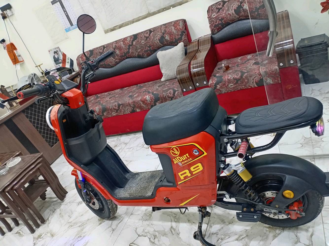 دراجة كهربائية R9 حمراء اللون بحالة جيدة ومناسبة للاستخدام اليومي. تصميم مريح ومجهز بمقعد مريح ومرايا جانبية. مثالية للتنقل داخل المدينة. تُباع لأسباب شخصية، والبيع بشكل فوري.