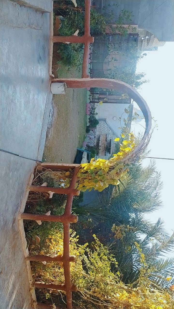 سلام عليكم ..للبيع بيت. بناء جديد المساحه الكليه 450م. ومساحه البناء 250م.مكانه هيت حي امينه  متكون من غرفتين وصاله ومطبخ وكندور وطابق الثاني فقط بيتونه ..ماشين بمعامله الطابو ..بي اوراق مي وكهرباء وشارع تبليط ..السعر 68)) وبي مجال للاتصال ***********../
