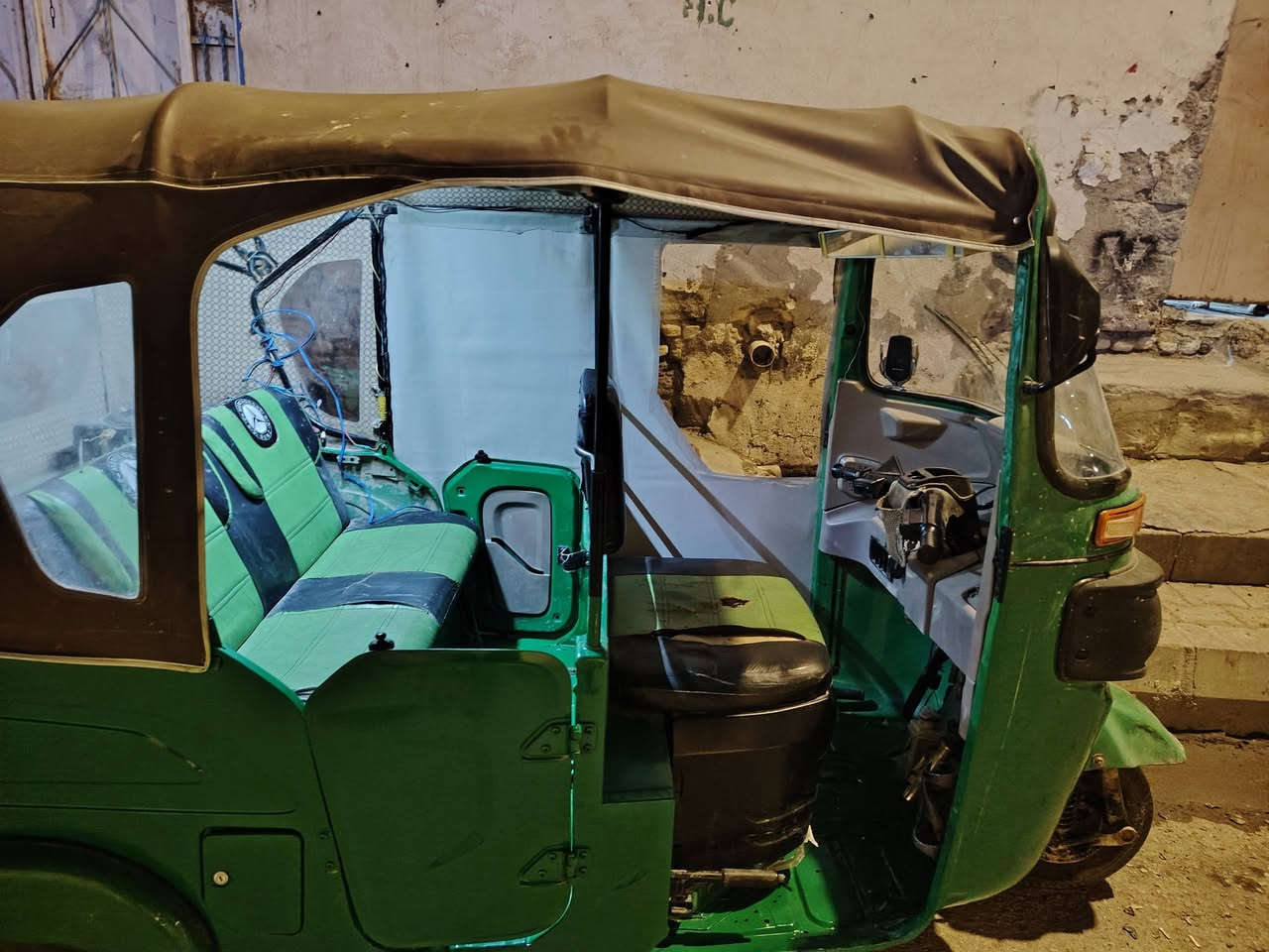 سلام عليكم تكتك لبيع موديل 22 رقم بصره ملكوطه خياسات وبيها رشات صبغ مكاني بصره 5ميل *********** السعر 6500
