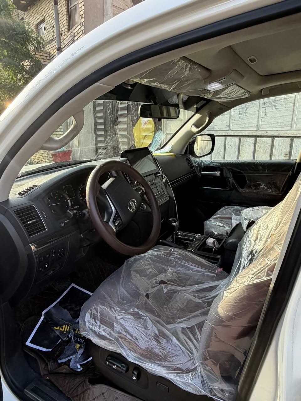 السلام وعليكم لاندكروز 21 كراند تورنك v6
فول مواصفات بحريني داخل قرميد
كاميرات 360 
3شاشات 
5 بصمات 
كشنين كهرباء 3 دكم الجنطه كهرباء وشفط 
8ايرباك 
ثلاجه 
فتحه سقف 
تشغيل عن بعد 
باقي مواصفات اللاندكروز المعروفه 
رقم بغداد تحويل ثاني يوم 
ماشيه 80000km 
كفاله عامه عدا شخط بلجاملغ الخلفي 
مكاني الكوت 
***********
سعرها 580$
