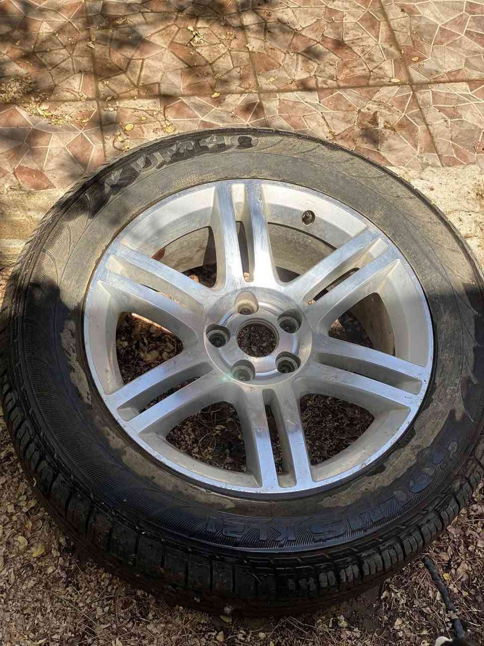 ويل فور اكسبلورر للبيع بسعر مناسب
مع تاير بحالة جيدة 
حجم الويل 18
مكاني البصرة
للتواصل ***********
