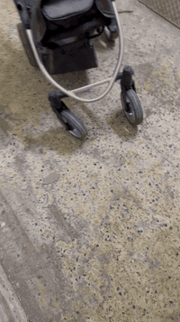 سلام عليكم لبيع عربانة أطفال نضيفة مامستعملة جديده سعر 50 الف بغداد ***********
