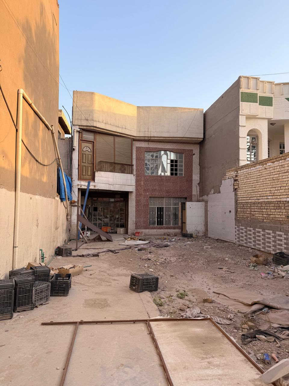 دار للبيع او قطعة ارض في منطقة الامين الثانيه مدخل سيطرة الجمهوريه مقابل سوبر ماركت بسكويته مساحة الدار 277.5
واجه 7.5
نزال 37
الكاع موقعه حلوو 
تصير عماره 
وسعر الكاع مناسب جداً 
للاستفسار اتصل 
***********

