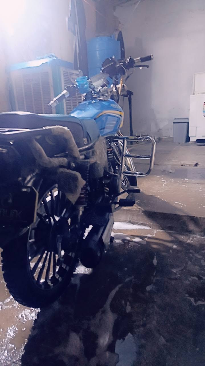 السلام عليكم دراجة سولنك موديل 25 محرك 200cc الدراجة بحالة الشركة صارله شهر ونص من نزلته زيرو تايرات جدد الدراجة بصمة وتشغيل عن بعد أوراق اصولي  وبيه منفيس الدرع ألبيه اذا تشتري وياه ابيعه ب20 السعر 900 وبيه مجال للتواصل *********** واتساب
