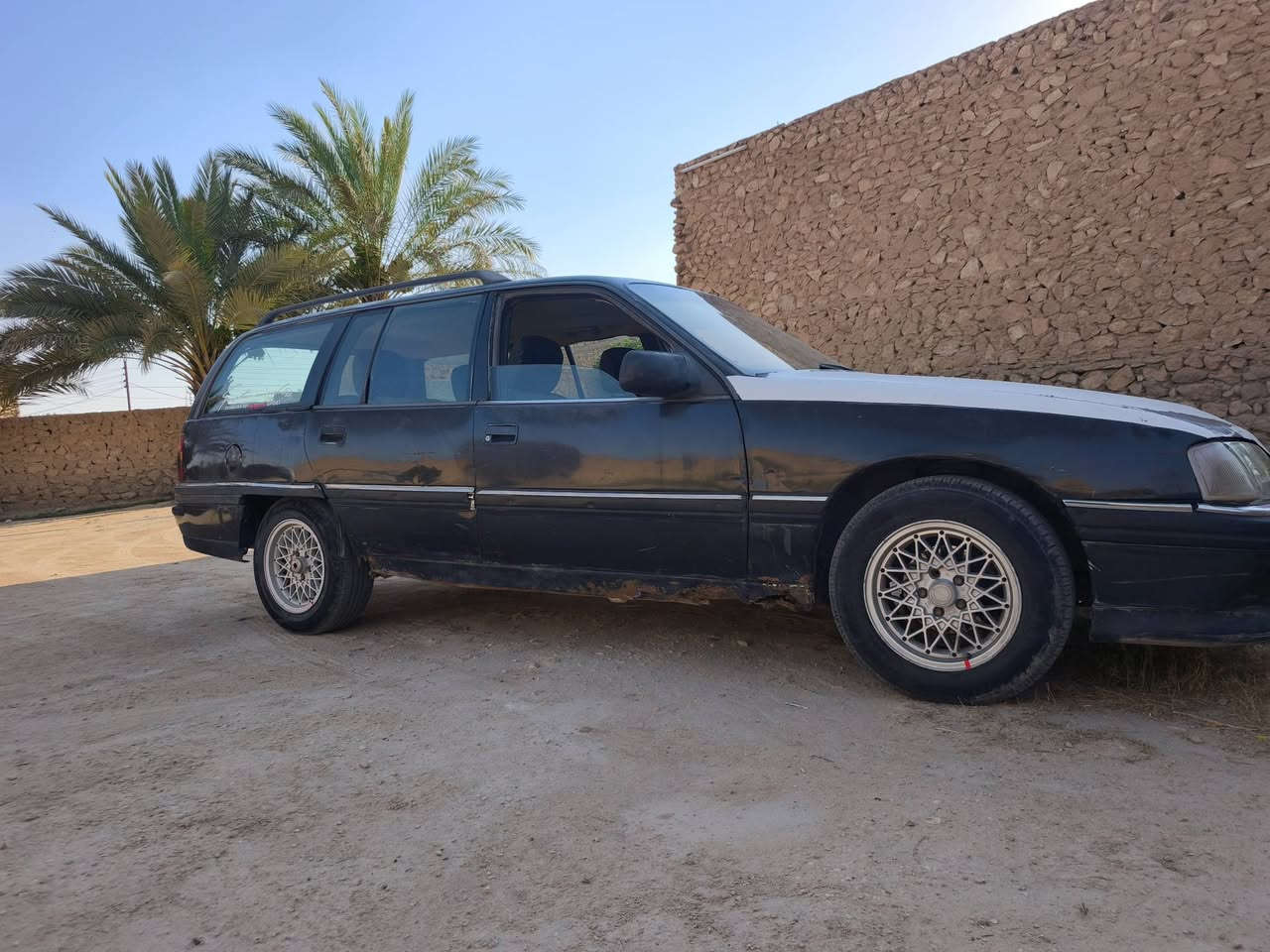 اوميكه موديل 93 كير محرك كفاله
دواخله نضيفه 
كهربائيات كله شغاله
 تخم تاير ويل كب 
رقم انبار تحويل مباشر 
السياره ماناقصه شي ترايك وين ماتحب 
ماكان السياره حديثه بروانه 
سعره  20بيه مجال 
***********
