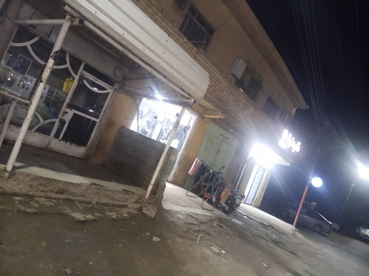 السلام عليكم للبيع كاع 200 م تحتوي خمس محلات مع شقة مع وارد شهري ودار خلف المحلات 260م وقطعة خلف البيت 500م المكان بغداد العبايجي المصلحية الاستفسار ***********
