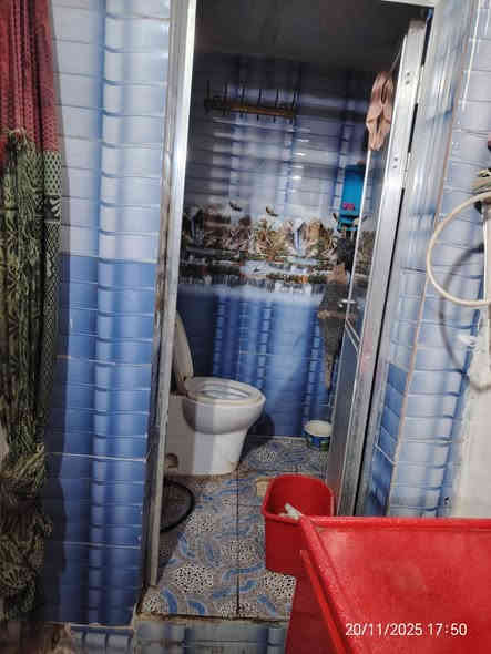 سلام عليكم 
البيت للبيع مساحه 71 
يحتوي البيت على حمام2
غرفه نوم جوه وغرفه نوم فوك
مخزن بسيط
هول 
واستقبال 
ومطبخ
العنوان شارع الري فلكه التعيس مجاور مسجد ابو الطين 
*********** الاتصال على الرقم
