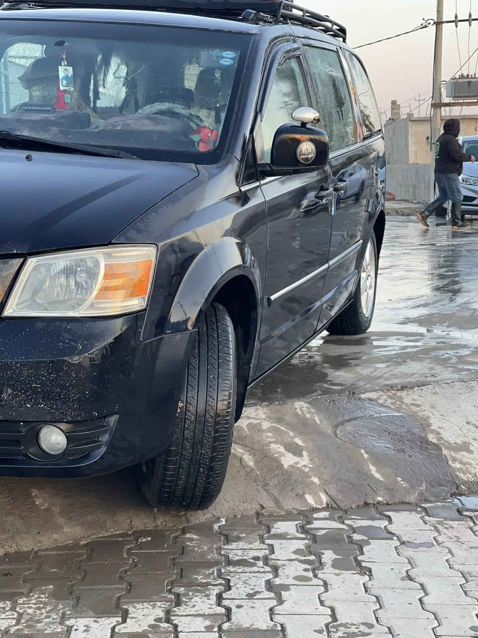 دوج كرفان ٢٠١٠ رقم سليمانية سيارة جاهزة
محرك ٣٣٠٠ مال حاوية قبل شهر شادة 
سيارة عادية ٧راكب 
تبريد ٣ قطع بس الخلفي مايشتغل ماسويته بعد
حدادية جاهزة 
منضومة غاز ٨٠ لتر 
مصبوغة حزام جمالية وهسا لونها شوي طافي 
ضررها جاملغ خلفي معجون جهة السكن وشويه بداية قمارة هم معجون واكع عليها شي بدون دواخل شرط سيارة 
سعر 110$ وبيها مجال 
مكان سيارة كركوك 
للاتصال ***********
