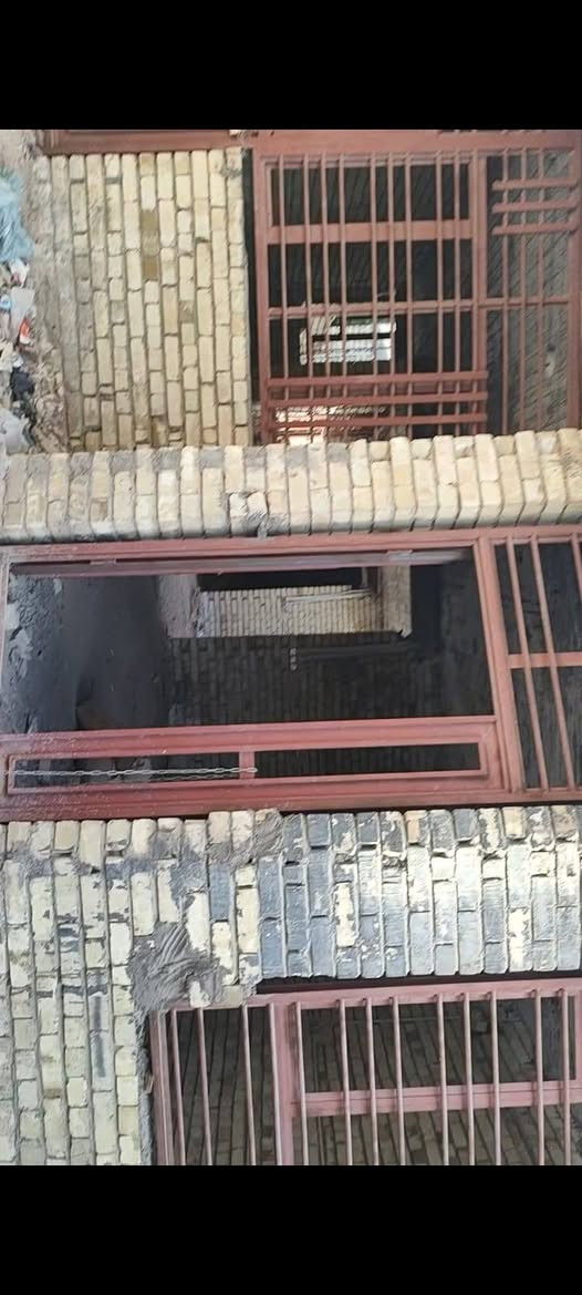 السلام عليكم بيت بالزعفرانيه الزراعي سعيده خلف جامع الكيلاني 150 متر مبني طابق ونص باقي له ارضيه وجدران لبخ مي ومجاري وكهرباء مؤسس للبيع والاستفسار اتصل على هذا الرقم سعره 75 مليون وبي مجال  سنه 25  (***********) (***********)
