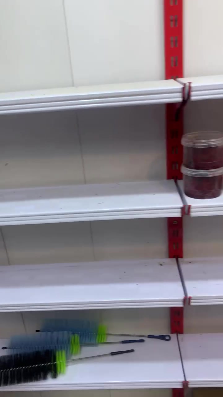 السلام عليكم رفوف استخدام قليل مع ميز مكتبي ايضآ استخدام قليل السعر ١٥٠ وبيهن مجال مكاني الزبير
***********
