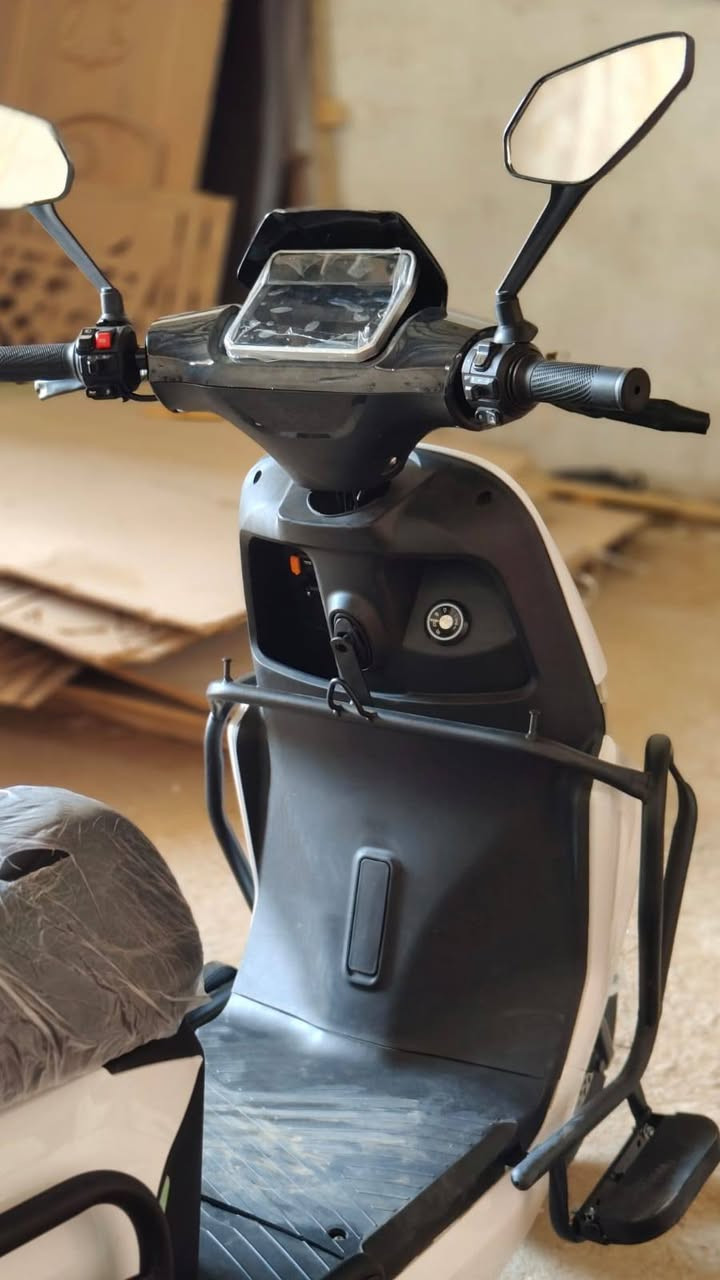 المواصفات: دراجة كهربائيه جديد زيرو متوفر 4 دراجات بلكارتون
بطارية: 6 بطاريات ليثيوم → قوة عالية ومسافة طويلة بالشحنة
السرعة القصوى: 45 – 60 كم/س 4 نمر
المسافة بالشحنة: 50 – 80 كم حسب الوزن والطريق
مانع نزلاق
شاشة رقمية لعرض السرعة ونسبة البطارية
إنارة LED أمامية قوية
مرايات جانبية
صندوق خلفي كبير للتوصيل أو الأغراض
حمايات جانبية لحماية الدراجة
دعسة جانبية ووسط
💰 السعر 750دولار 
📞 للاستفسار: ***********
