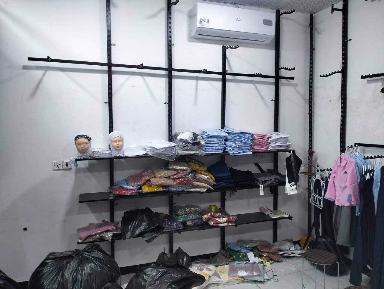 السلام عليكم ديكور محل للبيع هو والبضاعه وسعر بلاش للتواصل ***********
