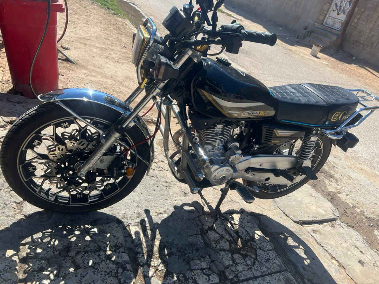 سلام عليكم دراجه ايراني موديل 25 للبيع مكاني الرمادي الخمسه كيلو نضيفه و بيها عطل واحد ملف مال صلف اب 7 الاف دينار والله اخذتها من الجمعيه اب مليون و 400 عارضها 850 و بيها مجال للشراي متوازي علئ فلوس الرقم (***********) موجود بي واتساب
