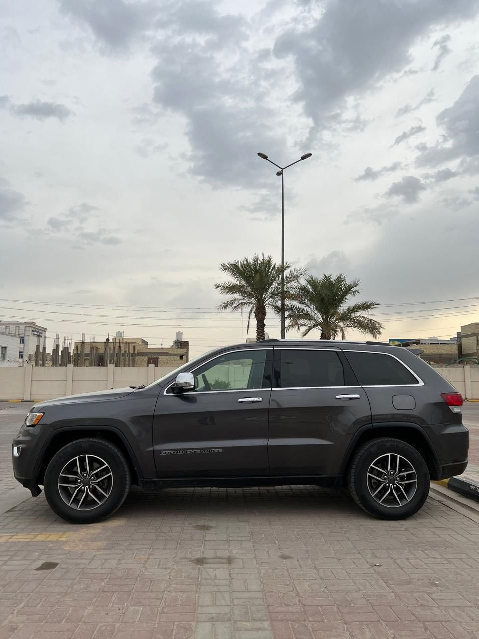 سلام عليكم جيب لاريدو مديل ٢١ فول موصفات موجود سونار بيها وحادثهة موضح بل صور السعر ١٨٥ وبيها مجال مكاني بغداد لامين ***********
