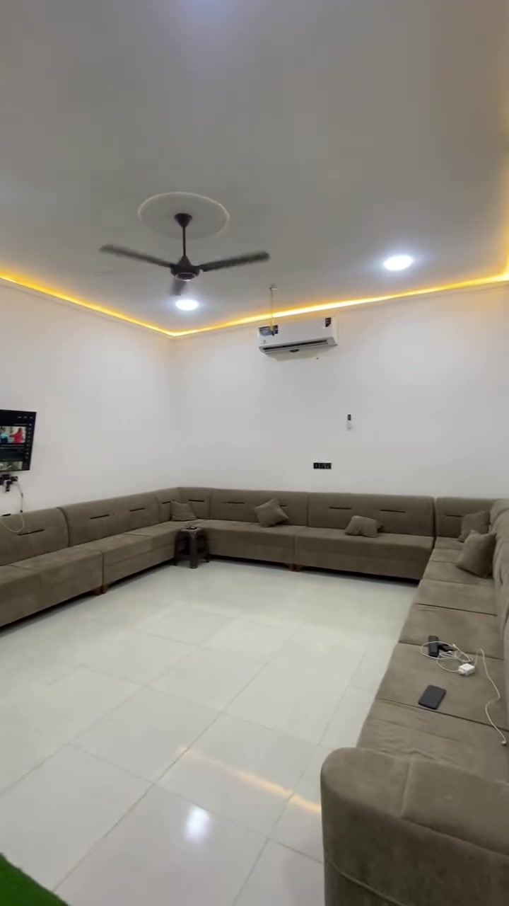 سلام عليكم بيت للبيع البيت طابقين يحتوي ع ديون ومطبخ وهول وصحيات وفوك غرفتين بعدهم مكاملات العنوان ألجزيره باب الهوى شارع 33 نزله ساده غريب ع شارع سعر ب130 وبي مجال قليل مساحته 233   
رقم ***********
