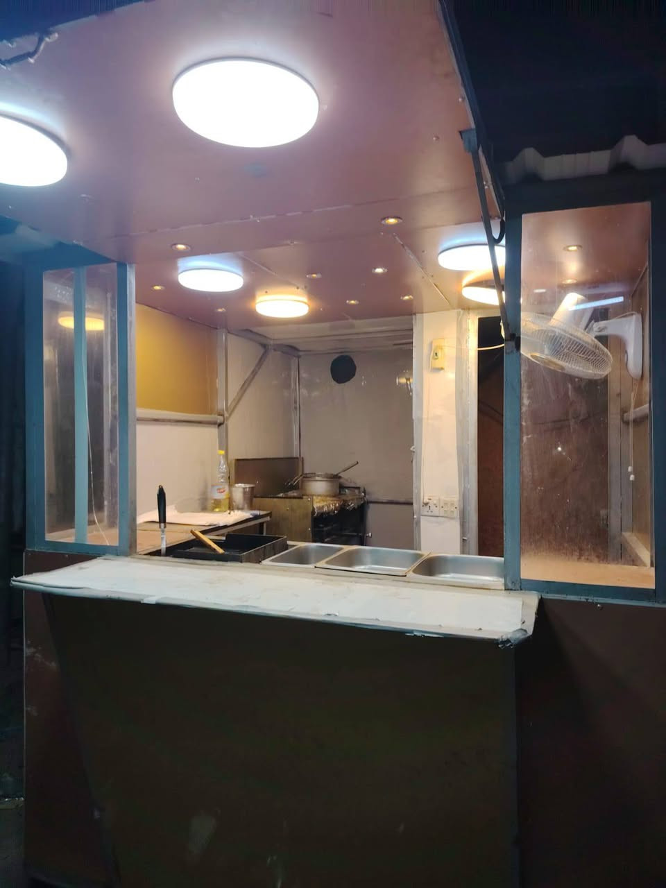 سلام عليكم كشك متنقل كامل هوه وغراضه كلوبات داخليه وخارجيه طباخات ثنين السعر 500مكاني بغداد الاستفسار على هاذه الرقم وبيك خير ودلل ***********
