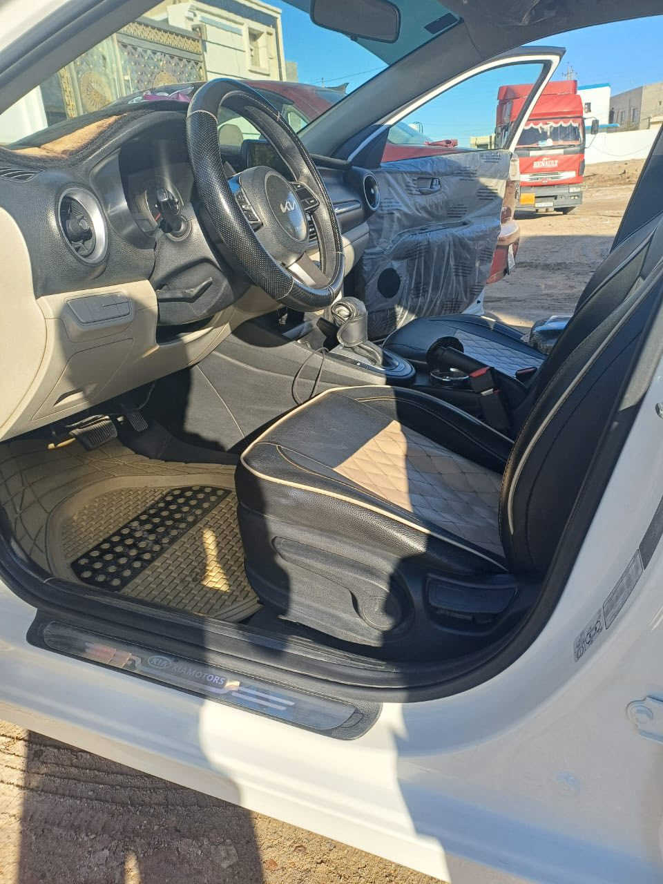 السلام عليكم
للبيع 
كيا سيراتو 2022
السيارة خليجي فول مواصفات الخليجي المعروفه
مبدل باب عكس السايق بلادي 
السعر 170وبيهة مجال للشراي 
***********
***********
