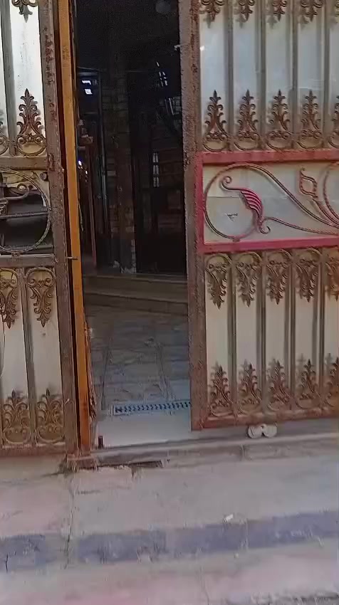 السلام عليكم بيت طابقين للبيع طابو ملك صرف المساحة 100متر في حي الرئاسة شارع عشرين خلف سنتر  السعر 140مليون وبي مجال الاتصال على الرقم/***********
