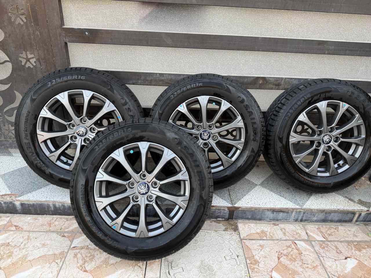 السلام عليكم
للبيع ويل كب مع التايرات مال BYD كن L بس يشتغل جميع انواع ال BYD الويل جديد مكفول من الزلغ التايرات جدد مال شركة قياس 225.60.16 بسعر 400 وبي مجال بسيط 
العنوان الغزالية  ***********
