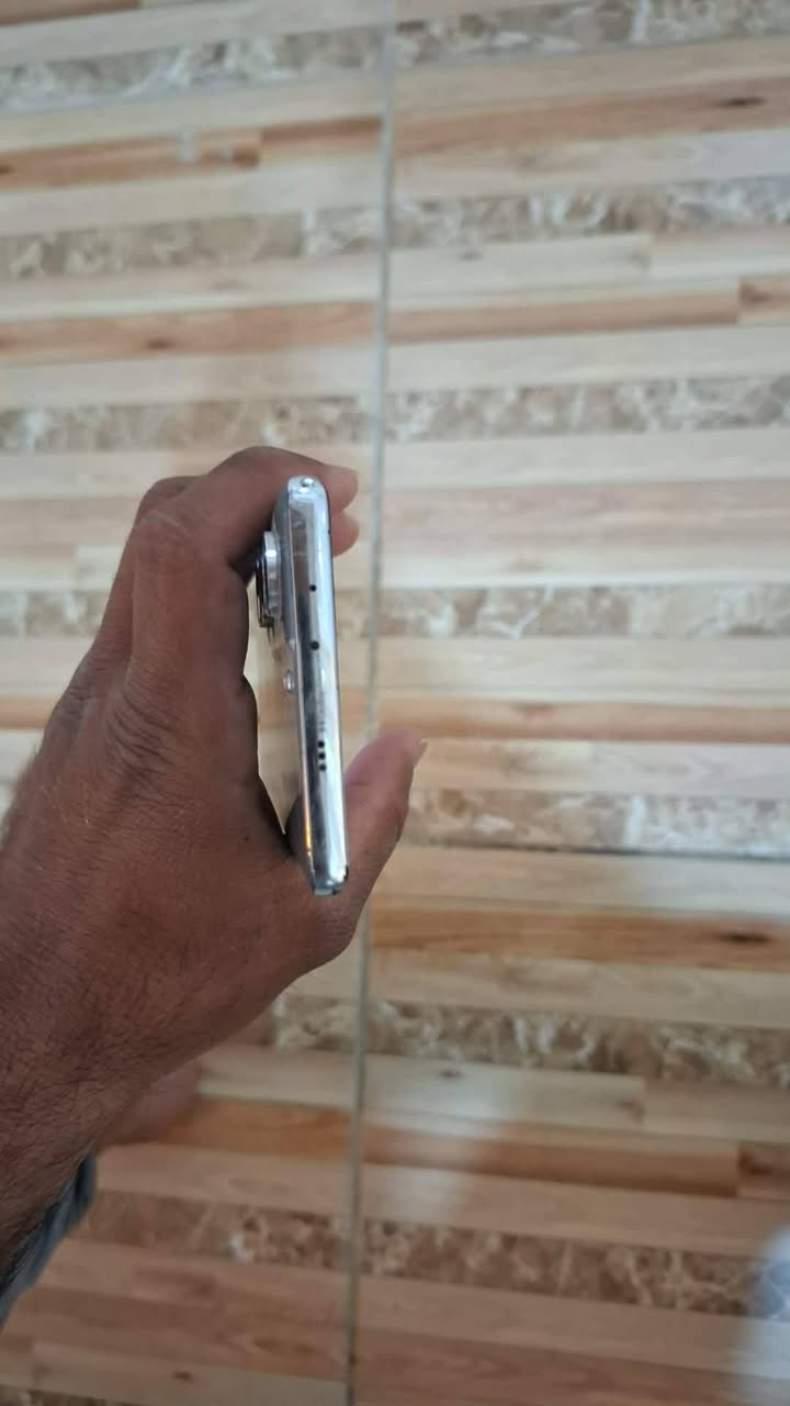 كامون ٤٠برو فايف جي ذاكره ٢٥٦ اب٨رام ملحقات فقط كارتون 
جهاز مبدل شاشه اصليه ١٢٠هيرتز والوان بلاديه كلش حلوه بس متدعم البصمه سعره ١٥٠الف قفل 
موحود توصيل فقط باعتماد ماستر ٥٠٠٠
مكاني ديالى خانقين 
***********
