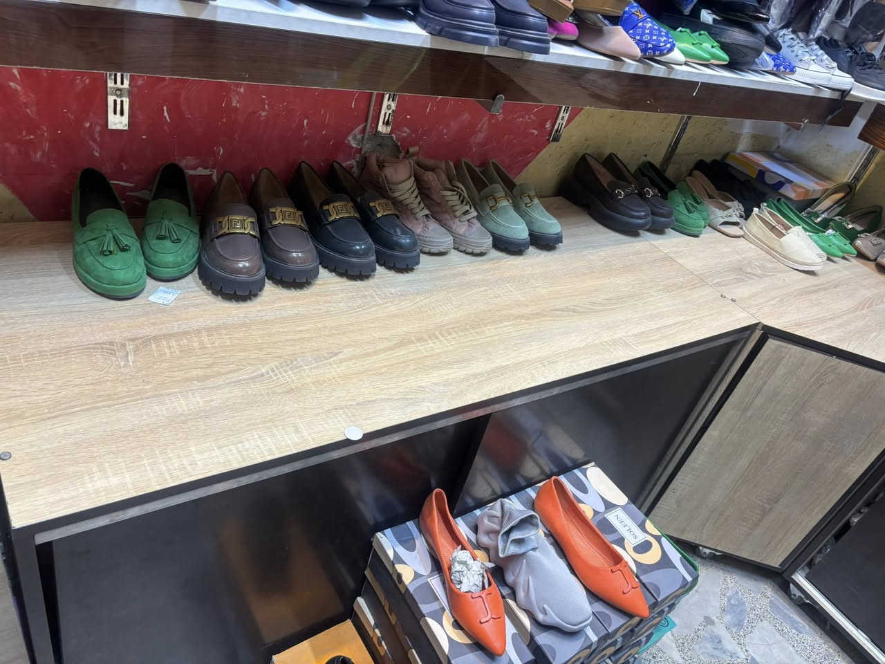 سلام عليكم عندي يدكور  احذية مجرات سحب  نظيف جدا خشب تركي  للبيع ب200  ومكلفني هواي ابو المصلحة يعرف  
الاستفسار ***********
